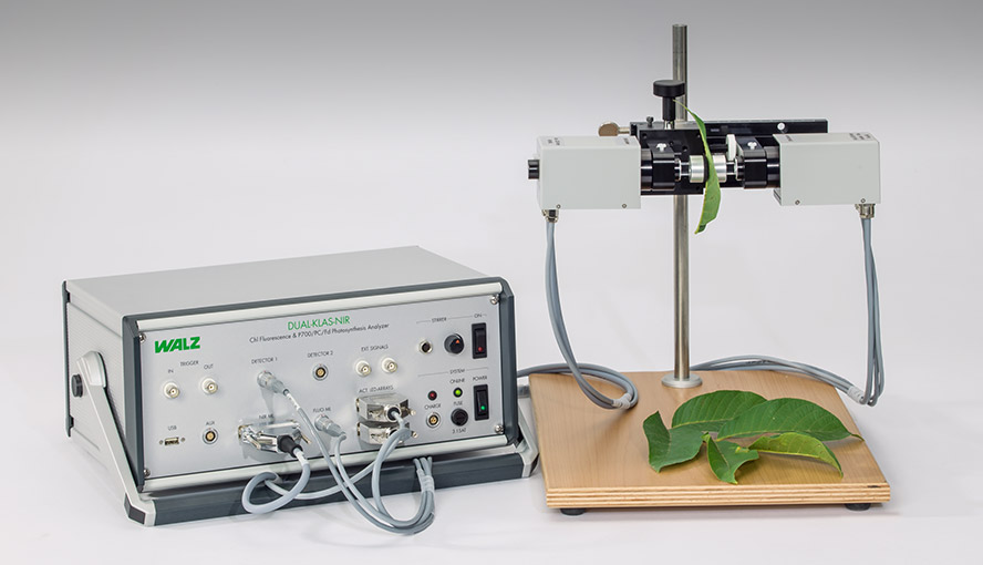 DUAL-KLAS-NIR control unit (DKN-C) left with the emitter and detector units held by the Linear Positioning System (horizontal orientation) on the right hand side.