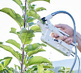 <p>MINI-PAM-II/POROMETER leaf clip for combined analysis of stomatal conductance and PSII chlorophyll fluorescence. </p>