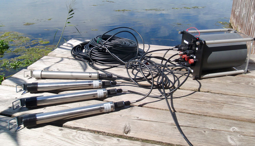 MONI-DA/S data acquisition unit and MONI-HEAD/S sensors (prototypes with stainless steel housing are shown).