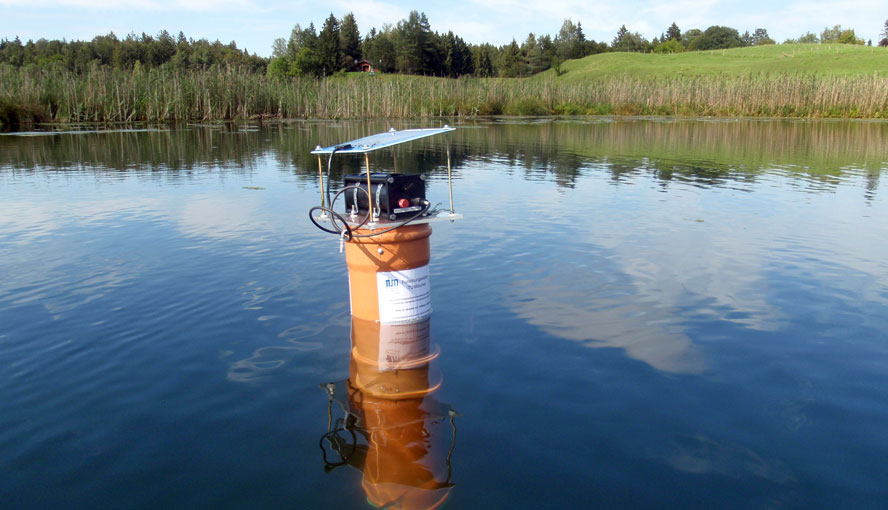 Buoy carrying a mobile phone/GPRS modem for continuous transmission of MONI-DA data which is powered by a solar panel (Limnological research base of the Technical University of Munich, headed by Prof. A. Melzer).