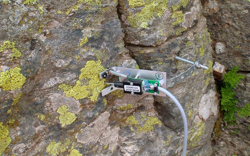 Lichen photosynthesis measured at an altitude of 2.200 meters in the mountain chain Sierra de Guadarrama close to Madrid (air temperatures range from – 20 °C during winter to +30 °C in summer, summer thallus temperatures up to 60 °C). Sample, Rhizocarpon geographicum, a lichen with green algae as photobiont.