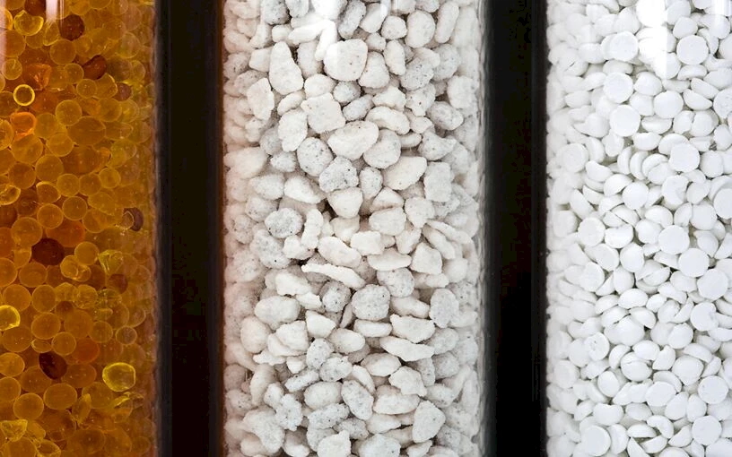 Silica gel, humidifier granules and soda lime for H2O and CO2 control. 