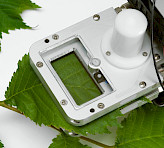 Close-up of the Standard Measuring Head 3010-S showing the measured leaf area inside the chamber