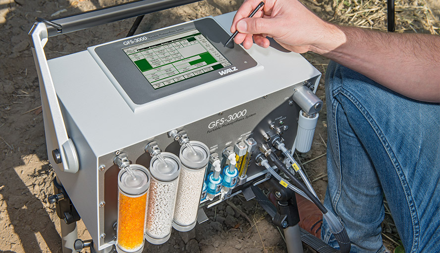 Operation of the integrated touchscreen of the GFS-3000