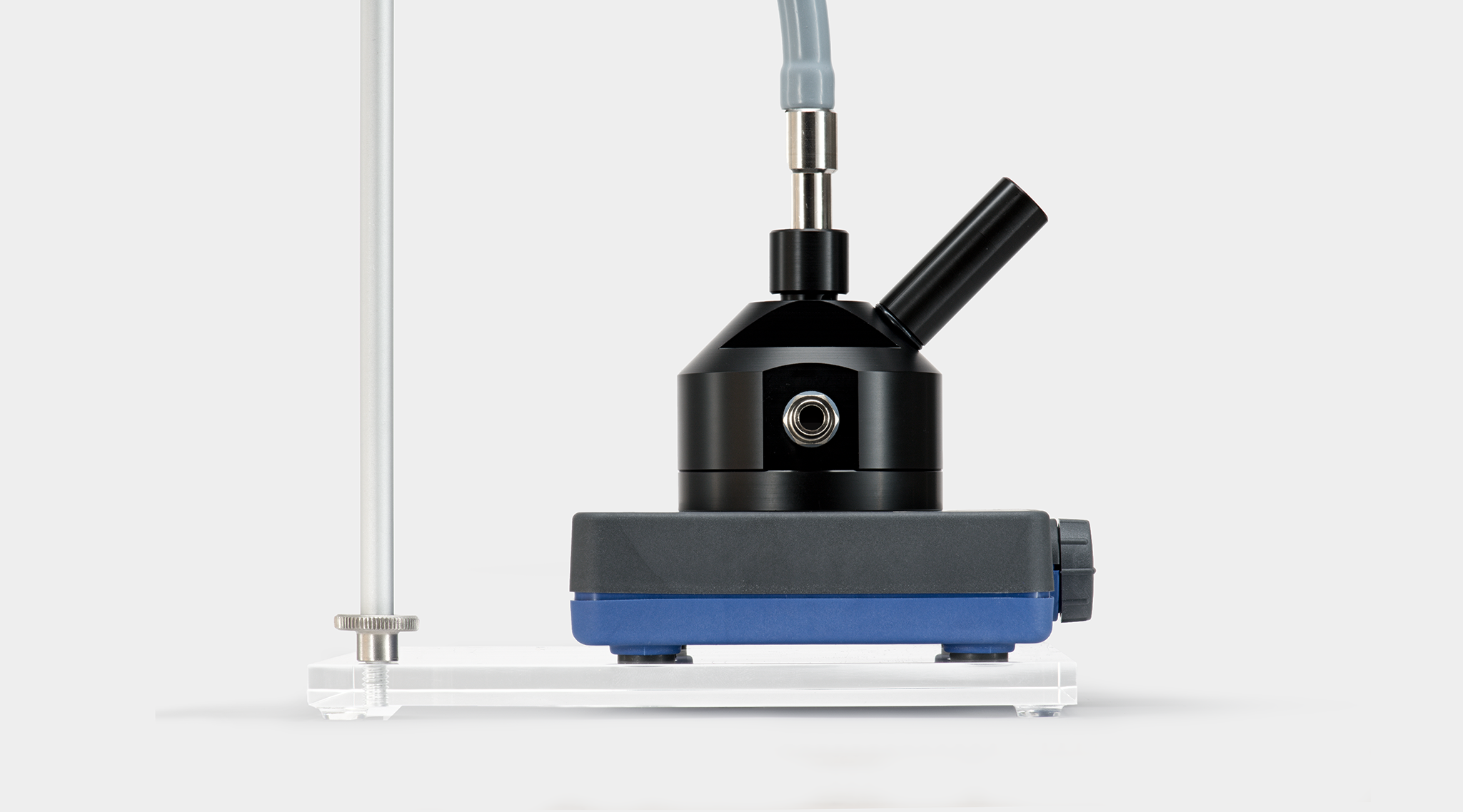 Modified magnetic stirrer plate holding the KS-2500 suspension cuvette, with stand bar for mounting fiber optics above the cuvette