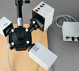 Measuring set-up for suspensions using a photomultiplier for fluorescence detection.