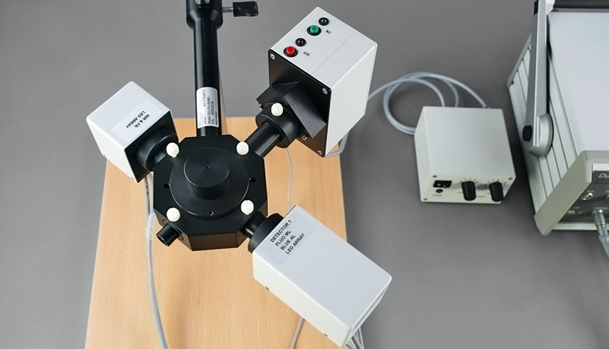 Measuring set-up for suspensions using a photomultiplier for fluorescence detection.