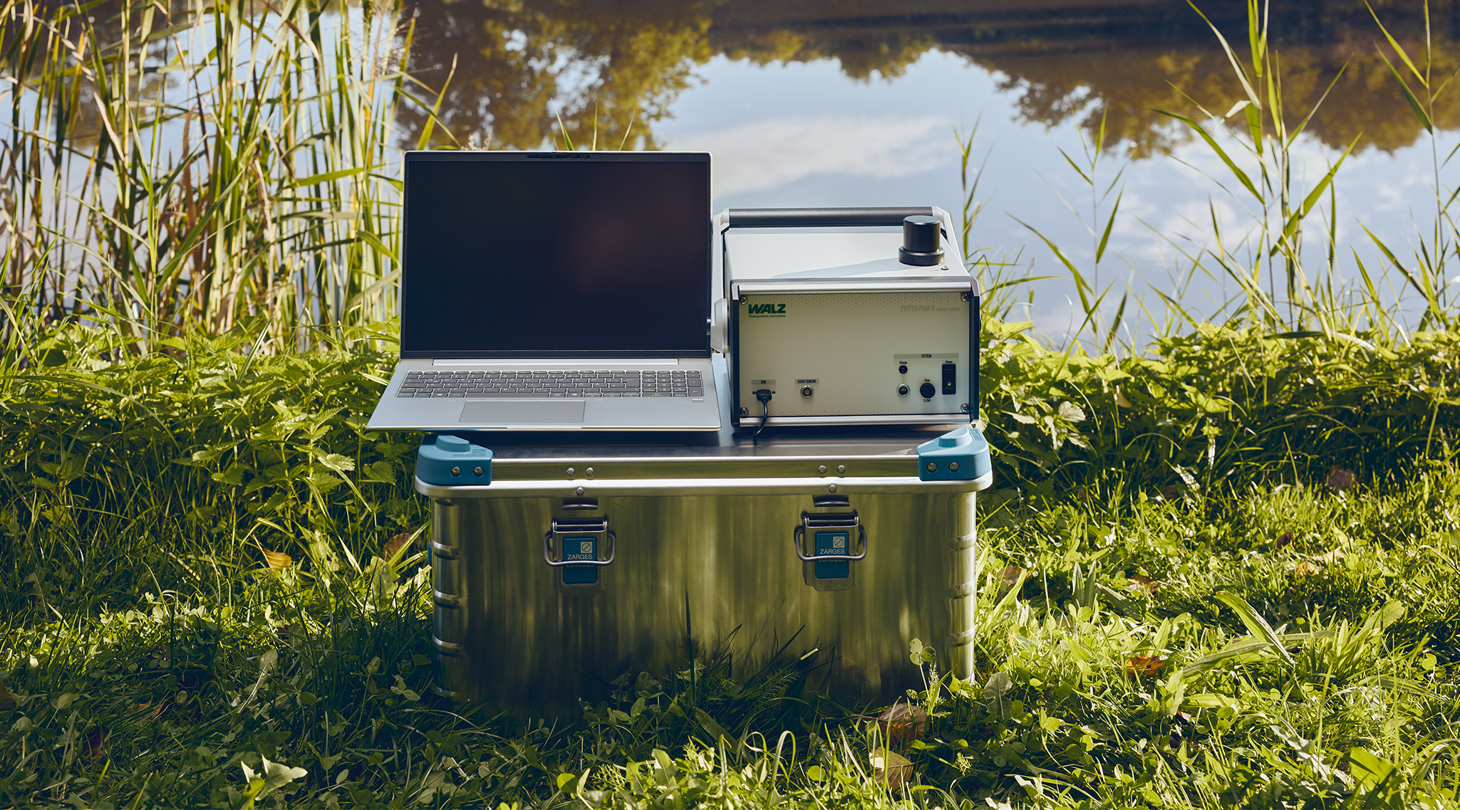 PHYTO-PAM-II connected with a USB-cable to an external PC used in the field.