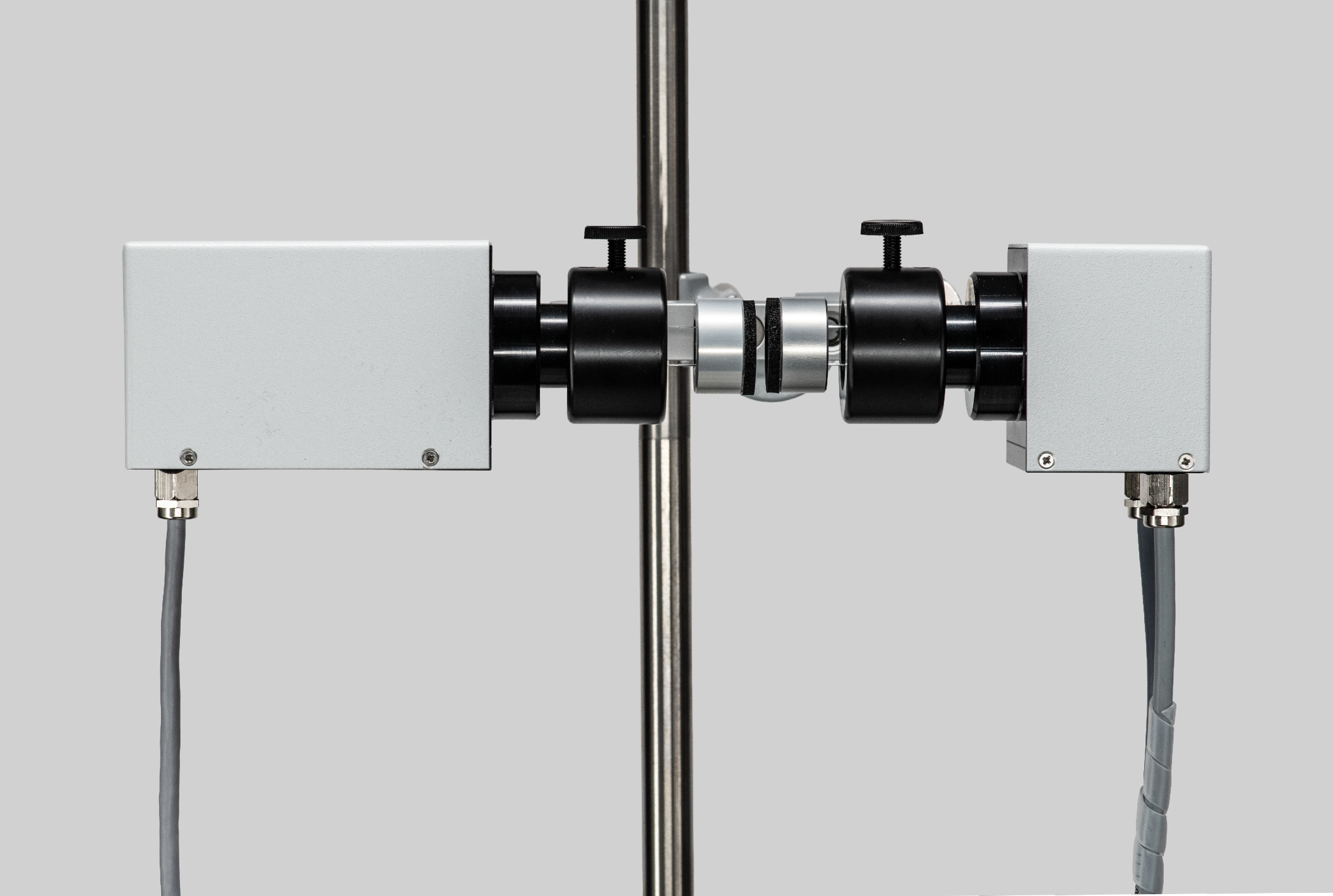 P515 Emitter and Detector heads with leaf sample for measuring electrochromic band shift and proton motive force in the 500&ndash;550 nm range