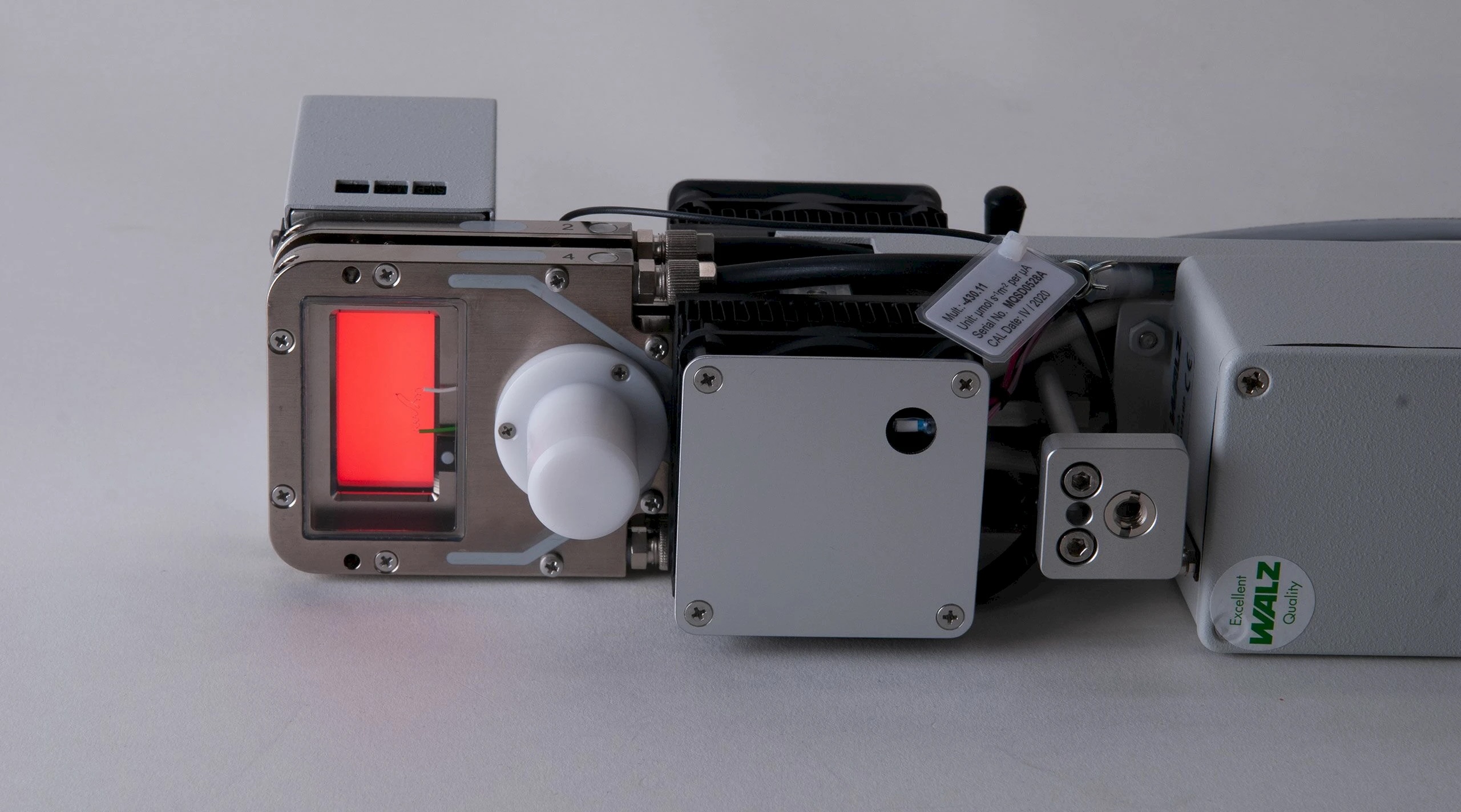 LED-Array/PAM-Fluorometer 3057-FL illuminating 8 cm2 leaf area. 