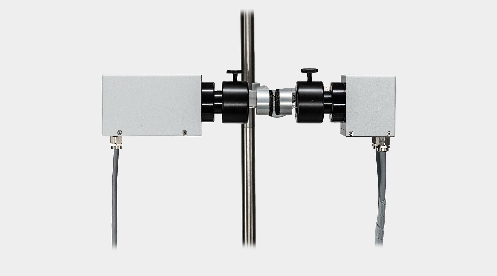 P515 Emitter and Detector heads with leaf sample for measuring electrochromic band shift and proton motive force in the 500&ndash;550 nm range