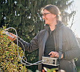 With its field-optimized design, the Mini-Pam-II makes measurements easy.