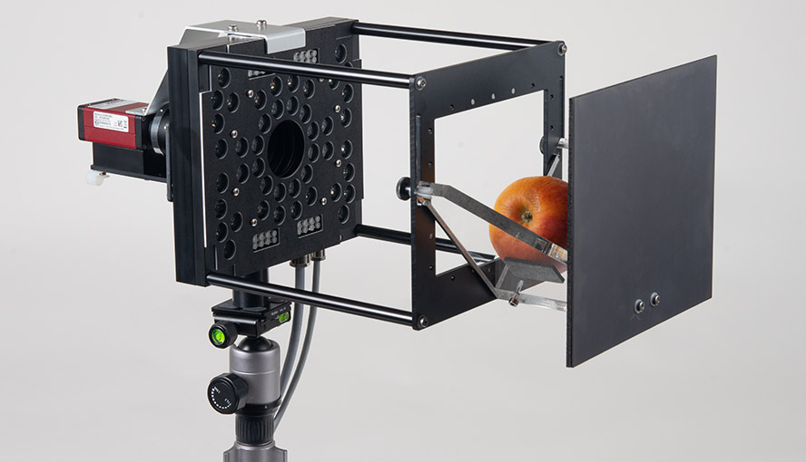 IMAGING-PAM MAXI with fruit adapter mounted on the LED array measuring an apple inside
